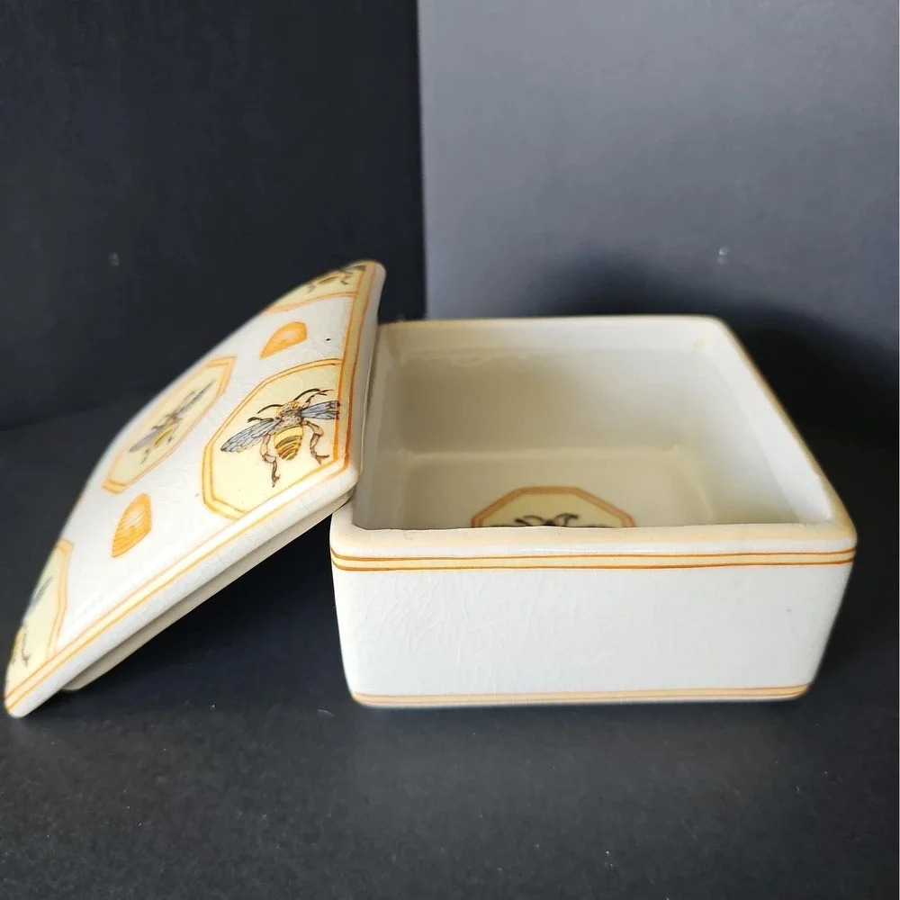 Homart ceramic bee